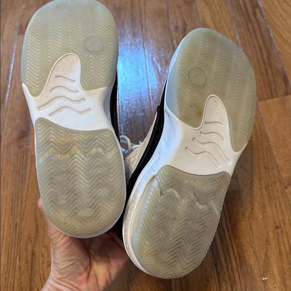 Kids, Jordan high top , size 5 - Picture 3 of 11